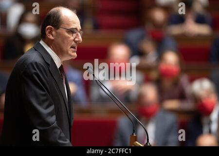 (200717) -- BEIJING, le 17 juillet 2020 (Xinhua) -- le Premier ministre français Jean Castex présente les politiques générales du nouveau cabinet au cours des deux prochaines années à l'Assemblée nationale à Paris, en France, le 15 juillet 2020. Le nouveau cabinet du président français Emmanuel Macron, dirigé par le Premier ministre Jean Castex, a remporté à une large majorité le vote de confiance de la Chambre basse du Parlement. S'engageant à « maintenir les impôts qui maintiennent les capacités productives des entreprises », le Premier ministre a annoncé une aide financière de 100 milliards d'euros (114 milliards de dollars américains) pour aider l'économie à se redresser. (Photo de Jack Chan/X. Banque D'Images