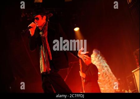 Le chanteur Scott Weiland de Stone Temple Pilots se produit au KROQ SORMAR Acoustic Christmas de 2008 à l'amphithéâtre Gibson de Los Angeles. Crédit : Jared Milgrim/accès photo Banque D'Images