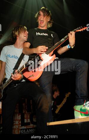 Jack Barakat et Alex Gaskarth de tous les temps Low se présentant à l'alternative Press Tour au Henry Fonda Theatre de Los Angeles. Crédit : Jared Milgrim/accès photo Banque D'Images