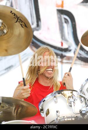 Taylor Hawkins de Foo Fighters se produit lors de la Love Ride de 2008 au Pomona Fairplex de Pomona. Crédit : Jared Milgrim/accès photo Banque D'Images