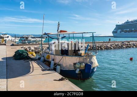 Katakolo, Grèce - 11 novembre 2019 : bateau de pêche en bois ancré dans le port de Katakolo (Olimpia), Grèce. Banque D'Images