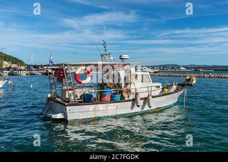 Katakolo, Grèce - 11 novembre 2019 : bateau de pêche en bois ancré dans le port de Katakolo (Olimpia), Grèce. Banque D'Images