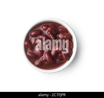 Haricots rouges dans la sauce tomate dans un bol isolé sur fond blanc. Banque D'Images