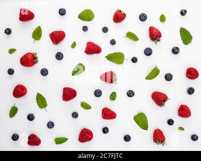Fraises, bleuets, framboises et feuilles de menthe fraîche dans le concept de nolling. Banque D'Images