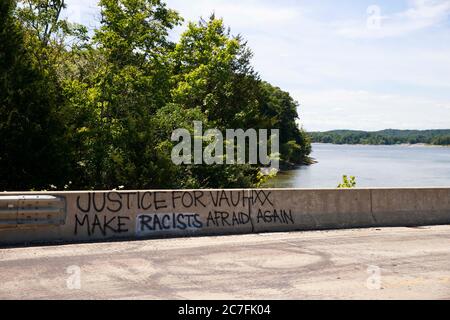 14 juillet 2020, Bloomington, Indiana, États-Unis : Graffiti disant Justice pour Vaucxx, faire peur aux racistes encore une fois vu sur la chaussée près de la propriété McCord où Vauhxx Booker a été agressé le 4 juillet à Monroe Lake. Le ministère des Ressources naturelles de l'Indiana a publié son enquête sur un incident du 4 juillet et a recommandé des accusations contre plusieurs, y compris Booker. Booker, qui est noir, dit qu'il a été victime d'une tentative de lynchage. (Image de crédit : © Jeremy Hogan/SOPA Images via ZUMA Wire) Banque D'Images