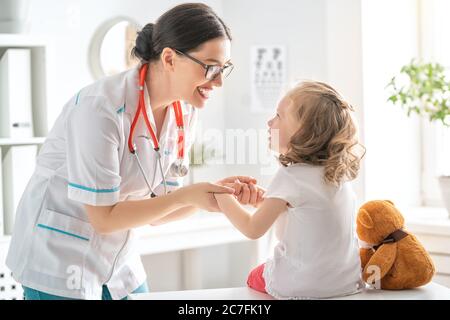 Médecin examinant un enfant à l'hôpital. Banque D'Images