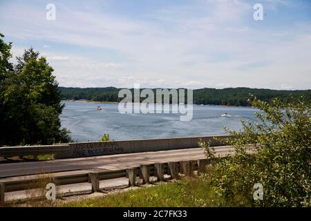 14 juillet 2020, Bloomington, Indiana, États-Unis : Graffiti disant Justice pour Vaucxx, faire peur aux racistes encore une fois vu sur la chaussée près de la propriété McCord où Vauhxx Booker a été agressé le 4 juillet à Monroe Lake. Le ministère des Ressources naturelles de l'Indiana a publié son enquête sur un incident du 4 juillet et a recommandé des accusations contre plusieurs, y compris Booker. Booker, qui est noir, dit qu'il a été victime d'une tentative de lynchage. (Image de crédit : © Jeremy Hogan/SOPA Images via ZUMA Wire) Banque D'Images