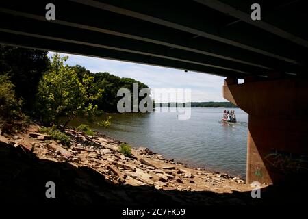 14 juillet 2020, Bloomington, Indiana, États-Unis : Un bateau passe par le lac Monroe près du site de la propriété McCord où Vauhxx Booker a été agressé le 4 juillet à Monroe Lake. Le ministère des Ressources naturelles de l'Indiana a publié son enquête sur un incident du 4 juillet et a recommandé des accusations contre plusieurs, y compris Booker. Booker, qui est noir, dit qu'il a été victime d'une tentative de lynchage. (Image de crédit : © Jeremy Hogan/SOPA Images via ZUMA Wire) Banque D'Images