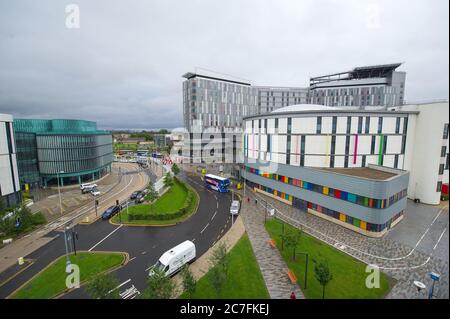 Glasgow, Écosse, Royaume-Uni. 17 juillet 2020 en photo : hôpital universitaire Queen Elizabeth (QEUH) dirigé par le NHS Greater Glasgow et Clyde Health Board. Le mois dernier, une étude indépendante commandée par le gouvernement a révélé que les patients vulnérables étaient exposés à un risque accru en raison de systèmes d'eau et de ventilation non conformes aux normes de l'hôpital. Mais l'étude a déclaré qu'il n'y avait pas de « bon » preuve que les patients sont morts en conséquence. Crédit : Colin Fisher/Alay Live News Banque D'Images