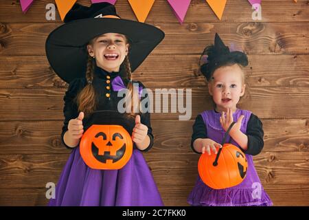 Joyeux Halloween ! Deux petits sorcières avec citrouilles. Banque D'Images