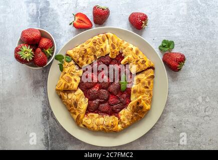 Plat de galette à tarte ouverte aux fraises maison Banque D'Images