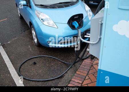 PORTLAND, ÉTATS-UNIS - 20 décembre 2019 : une voiture bleue fraîche qui se recharge pour être prête à partir Banque D'Images