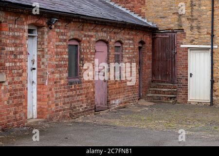 Anciens bâtiments en briques utilisés par le conseil à Abington Park, Northampton, Angleterre, Royaume-Uni. Banque D'Images