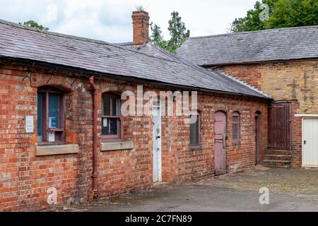 Anciens bâtiments en briques utilisés par le conseil à Abington Park, Northampton, Angleterre, Royaume-Uni. Banque D'Images