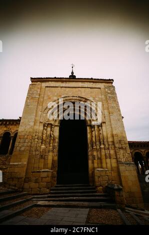 Photo verticale de l'entrée en forme d'arche de l'église San Milan capturée à Ségovie, en Espagne Banque D'Images