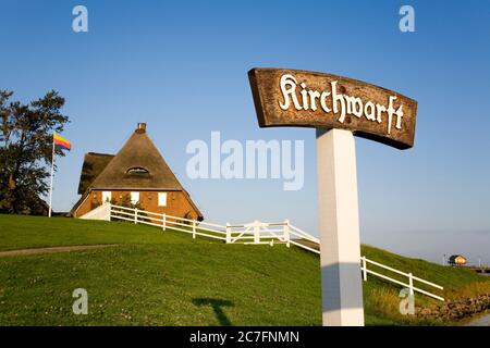 Allemagne, Schleswig-Holstein, le Kirchwarft sur le Hallig Hooge. Banque D'Images