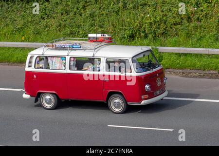 1972 70s Type 2 Rouge blanc VW Volkswagen LCV Motor Caravan;Touring Caravan and Motorhomes, camping-cars sur les routes de Grande-Bretagne, véhicule de loisirs, mini bus vacances famille, vacances Caravanette, vacances caravane, conversions van, autohome, motorhome sur la route Royaume-Uni Banque D'Images