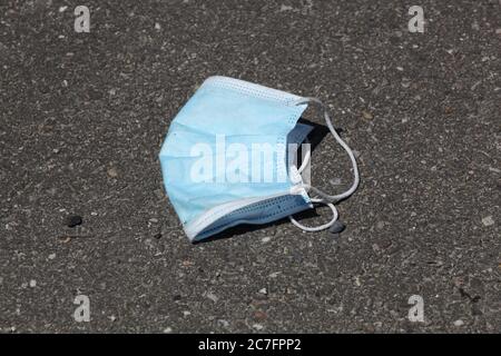 Utilisé masque médical sur le sol dans la rue Banque D'Images