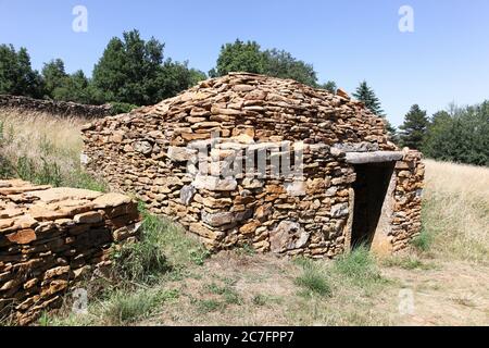 Ancienne et typique cabane en pierre appelée caborne en langue française à Saint Cyr au Mont d'Or, France Banque D'Images