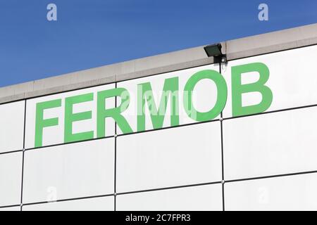 Macon, France - 15 mars 2020 : logo Fermob sur un mur. Fermob est une entreprise française qui conçoit et fabrique des meubles d'extérieur métalliques et colorés Banque D'Images