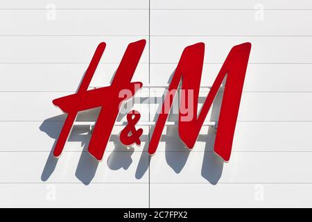 Creches, France - 28 mai 2020 : logo H & M sur une façade. H & M est une multinationale suédoise spécialisée dans la vente au détail de vêtements Banque D'Images