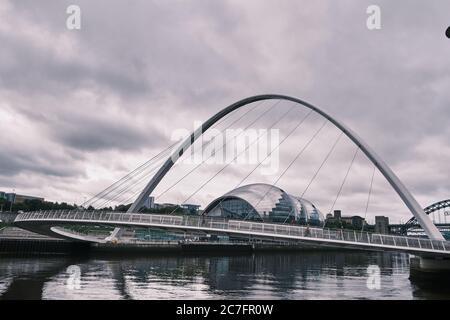 NEWCASTLE, ROYAUME-UNI - 02 septembre 2019 : vue sur le paysage urbain, en direction du pont du millénaire du nouveau château avec Sage Gateshead au loin. Banque D'Images