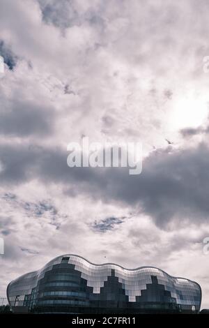 NEWCASTLE, ROYAUME-UNI - 02 septembre 2019 : photo portrait de Safe Gateshead sur une journée très nuageux avec des nuages Banque D'Images