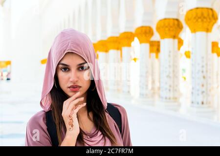 Une belle fille arabe avec un voile rose à Abu Dhabi Banque D'Images
