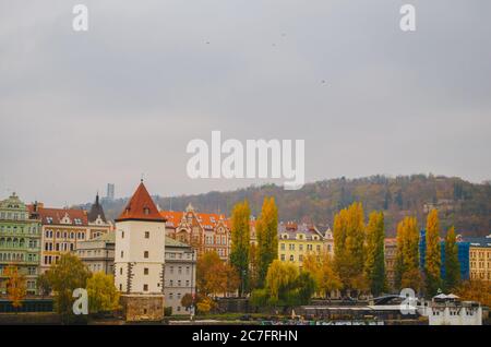 Maisons colorées aux tons pastel pleines de fenêtres orientées vers les rues dans un après-midi d'automne nuageux à Prague, en Tchéquie Banque D'Images