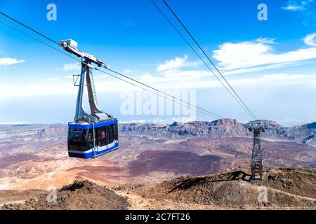 Un téléphérique sur les sommets du Teide, dans un paysage à couper le souffle, entre les vallées, les montagnes et le volcan. C'est Tenerife Banque D'Images