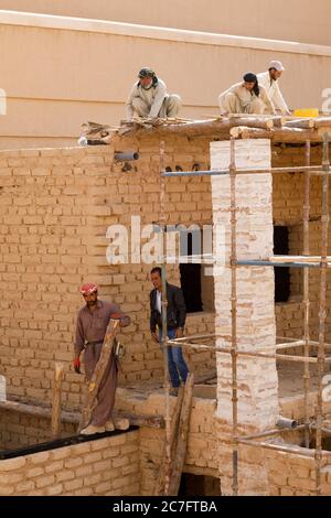 Raghba, Arabie Saoudite, février 16 2020 : ouvriers du bâtiment en travail au fort près de Raghba, Arabie Saoudite. Le fort est actuellement en cours d'exten Banque D'Images