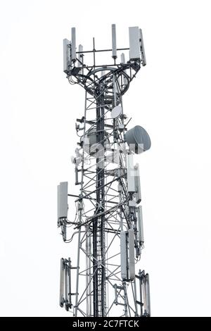 Vue détaillée d'une tour de communication 4G et micro-ondes récemment installée. Affichage des différentes antennes et des systèmes téléphoniques et de réseau omnidirectionnel. Banque D'Images