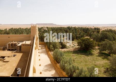 Raghba, Arabie Saoudite, février 16 2020 : vue sur le mur du château avec tour d'angle du château en Arabie Saoudite Raghba. Les ouvriers du bâtiment sont sur le re Banque D'Images