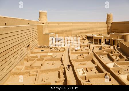 Raghba, Arabie Saoudite, février 16 2020 : ouvriers du bâtiment en travail au fort près de Raghba, Arabie Saoudite. Le fort est actuellement en cours d'exten Banque D'Images