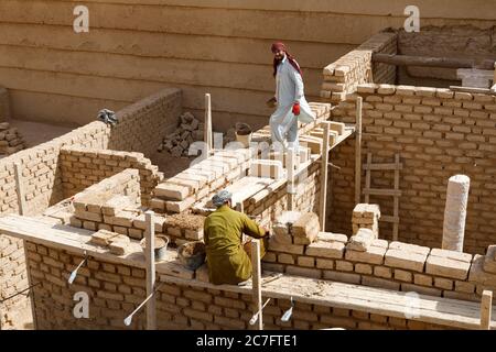 Raghba, Arabie Saoudite, février 16 2020 : ouvriers du bâtiment en travail au fort près de Raghba, Arabie Saoudite. Le fort est actuellement en cours d'exten Banque D'Images