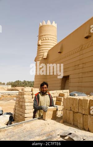 Raghba, Arabie Saoudite, février 16 2020 : un ouvrier de construction musulman en Arabie Saoudite décharge des briques de boue d'un camion. Banque D'Images