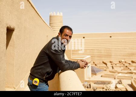 Raghba, Arabie Saoudite, février 16 2020 : un contremaître pose sur un mur du château au fort de Raghba. Il dirige la rénovation du fort Banque D'Images