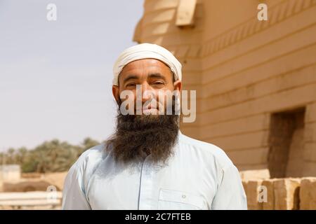 Raghba, Arabie Saoudite, février 16 2020 : un ouvrier de construction musulman en Arabie Saoudite avec une barbe traditionnelle pose sur son chantier de construction. Banque D'Images