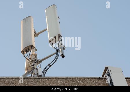 Vue isolée des antennes réseau de téléphone récemment installées, vue au sommet du bloc de bureau. Banque D'Images