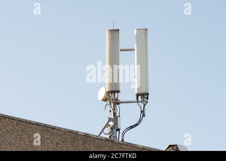 Vue isolée des antennes réseau de téléphone récemment installées, vue au sommet du bloc de bureau. Banque D'Images