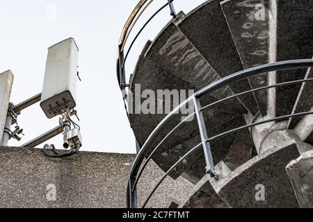 Vue isolée des antennes réseau de téléphone récemment installées, vue au sommet du bloc de bureau. Banque D'Images