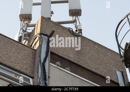 Image isolée de la 4G et du mât de communications sans fil, vue sur un toit de bureau privé. Banque D'Images