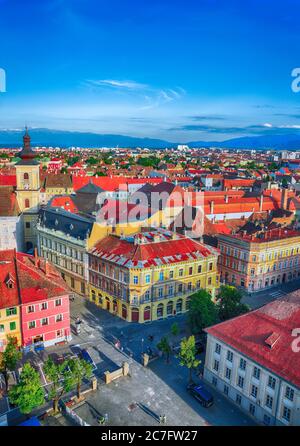 Église Sainte-Trinité et Tour du Conseil dans la ville de Sibiu, vue depuis le clocher de la cathédrale Sainte-Marie. Paysage urbain aérien de la ville de Sibiu. Matin impressionnant Banque D'Images