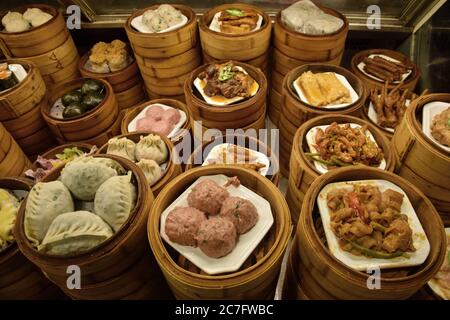 Dim Sum est un style de cuisine chinois (cantonais) particulièrement préparés comme les petites bouchées des portions de nourriture servie dans de petits paniers vapeur. Banque D'Images