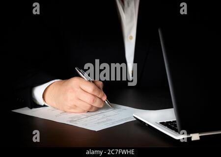 Un homme d'affaires proche signe un contrat pour conclure un contrat. Concept d'entreprise Banque D'Images