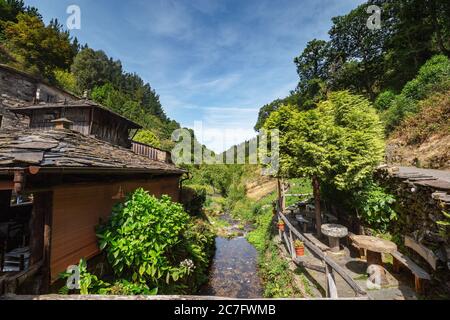 Village de Teixois, Los Oscos, Asturies. Le site ethnographique date du XVIIIe siècle et est basé sur l'utilisation intégrale de l'énergie hydraulique du ri Banque D'Images