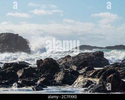 Seascape, vagues s'écrasant sur des rochers sur la rive, Mid North Coast NSW, Australie Banque D'Images