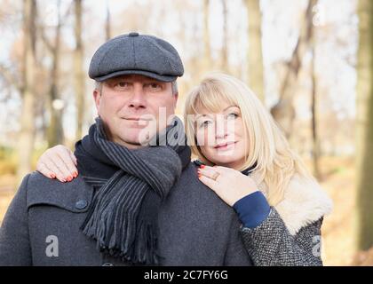 Bonne blonde mature femme et beau homme de brunette d'âge moyen Banque D'Images