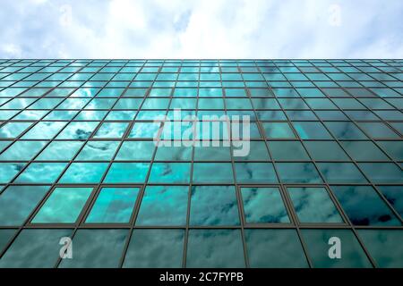Le mur de verre vert reflète les nuages Banque D'Images