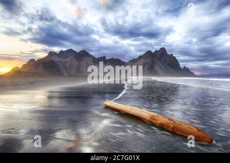 Scène spectaculaire au coucher du soleil sur Stokknes cape en Islande. Lieu: Cap Stokknes, Vestrahorn (mont Batman), Islande, Europe. Banque D'Images